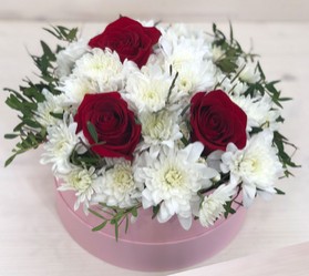 №249....... Шанс.......(розы красные 3шт,хризантемы кустовые белые 4шт,зелень самшит,коробка круглая.1800р)