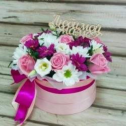 №261.......С любовью!.......(розовые розы 7шт,хризантемы кустовые белые и фиолетовые 4шт,круглая коробка розовая,лента атласная розовая и яркорозовая,топпер.2500р)