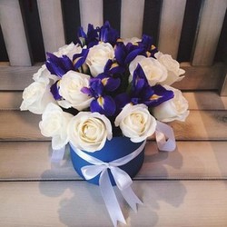 №263....... Жаклин.......(розы белые 11шт,ирисы фиолет 6шт,коробка круглая голубая,лента атлас белая.3100р)