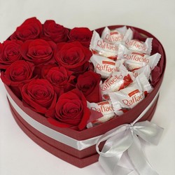 №259.......Сердце Раффаэлло.......(красные розы 11шт,конфеты Раффаэлло 8шт,коробка сердце.3100р)