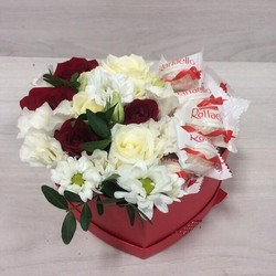 №266.......Корзинка Рафаэль.......(розы красные и белые 7шт,хризантемы бакарди белые 2шт,зелень,конфеты Раффаелло 5шт,коробка сердце.2100р)