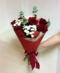 №107.......букет Пурпур.......(розы красные 5шт,хризантемы белые 3шт,зелень,упаковка.1900р)