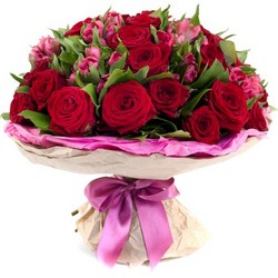 №3.......букет Мадагаскар....... (красные розы 13шт,альстромерия розовая 8шт,упаковка,лента .5100р)